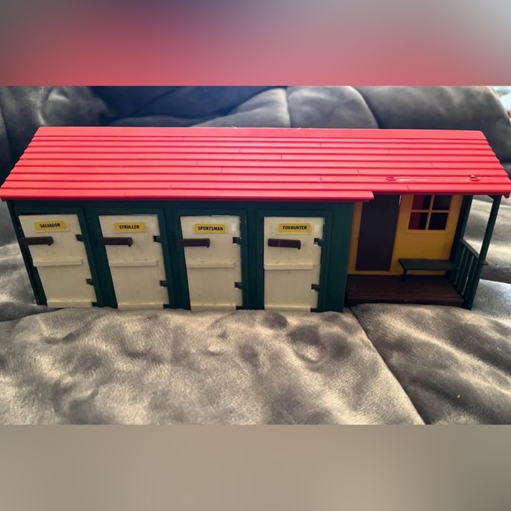 VTG Britain’s Limited Horse Barn & 8 Model Horses (Please Read Full Description)